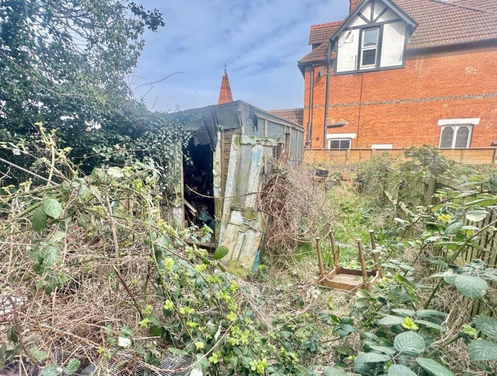 Lot: 43 - ONE-BEDROOM GARDEN FLAT FOR TOTAL REFURBISHMENT - Garden